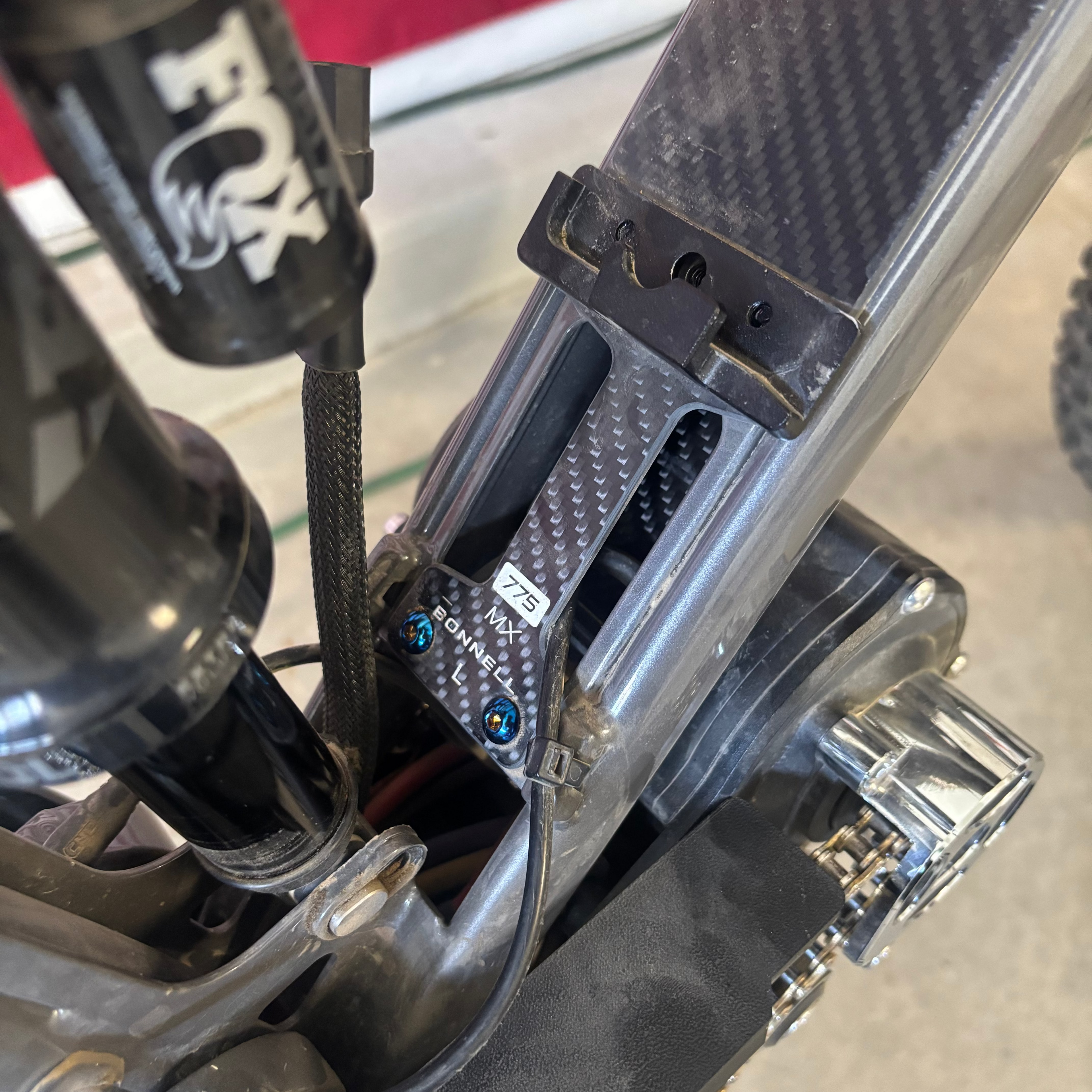 Bonnell 775 MX carbon fiber center pannel titanium